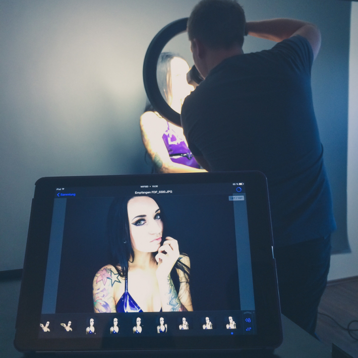Making Of Fotos aus dem Shooting mit Fetisch-Model Bella Isadora